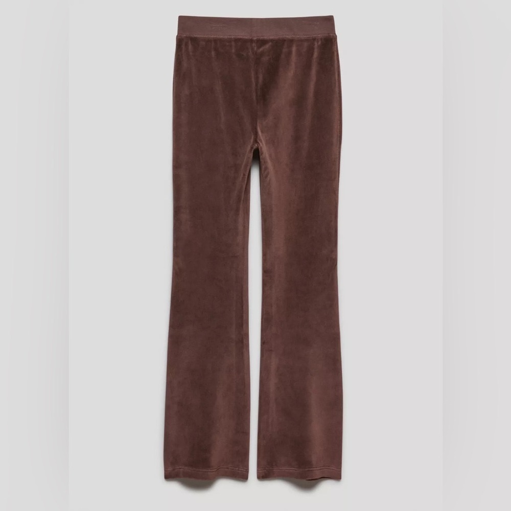 aritzia kiera flared sweatpants in rich mocha brown velvet
